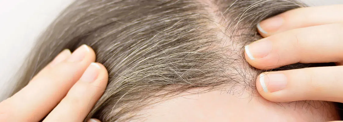 Comment colorer ses cheveux gris en blond &agrave; la maison