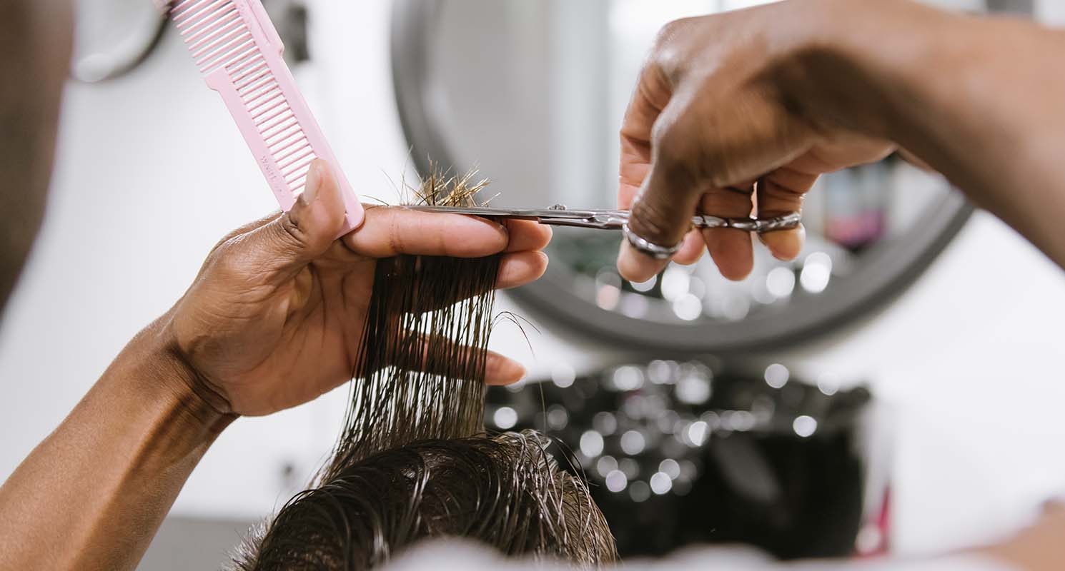 Se couper les cheveux à la maison