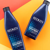 Comme les brunes ne comptent pas pour des prunes, Redken a conçu le shampooing et l’après-shampooing Color Extend Brownlights à base de pigments bleus pour neutraliser les reflets indésirables et conserver une coloration brune plus longtemps.