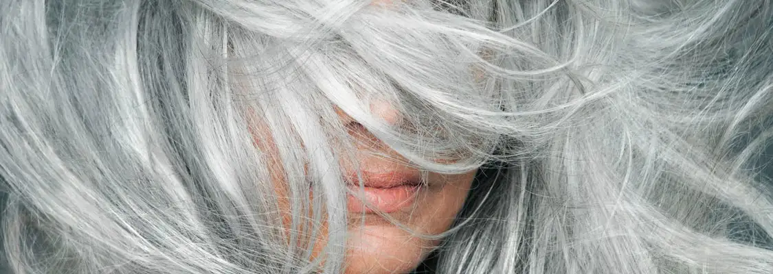 Comment couvrir les cheveux gris &agrave; la maison : le guide complet