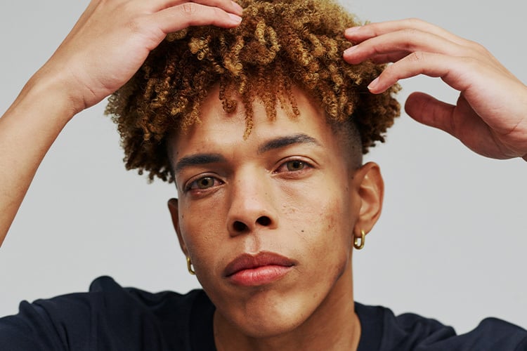Cheveux frisottants et indisciplinés