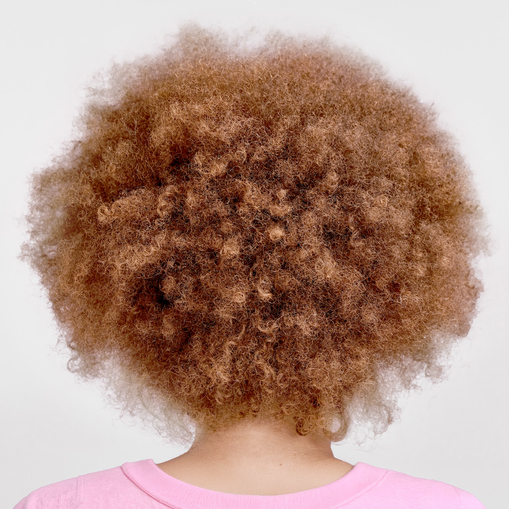 Cheveux bouclés à crépus