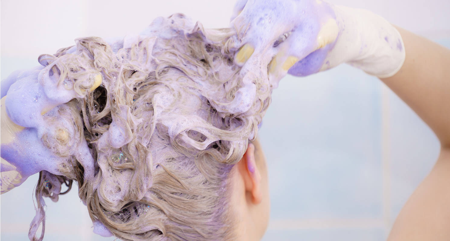 Comment utiliser les shampooings violets et bleus ?